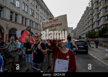 Berlino, Germania. 1st ago 2022. I manifestanti anticovidi si sono riuniti a Berlino il 1 agosto 2022 per protestare contro i principali media. Sul percorso dimostrativo, hanno visitato diverse sedi di giornali e emittenti televisive tedesche, tra cui Axel Springer, taz, Tagesspiegel e ZDF. La manifestazione è iniziata presso l'edificio del Reichstag, Deutscher Bundestag. Diversi manifestanti hanno insultato verbalmente i giornalisti per la protesta. Inoltre, diversi estremisti di destra hanno preso parte al rally. (Credit Image: © Michael Kuenne/PRESSCOV via ZUMA Press Wire) Foto Stock