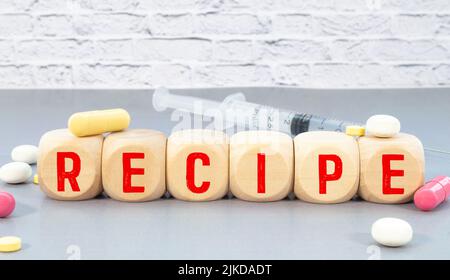 RICETTA parola scritta su blocco di legno, concetto. Foto Stock