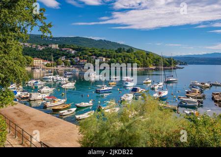 Vista delle barche nella baia di Ika, Istria orientale, baia di Kvarner, Istria orientale, Croazia, Europa Foto Stock