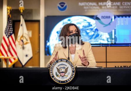 Miami, Stati Uniti. 01st ago 2022. Il Vice Presidente DEGLI STATI UNITI Kamala Harris parla durante un briefing sulla resilienza climatica quando le comunità affrontano i rischi climatici, tra cui uragani, inondazioni, siccità, calore estremo e incendi selvatici al National Hurricane Center di Miami, Florida, USA, 01 agosto 2022. Credit: Sipa USA/Alamy Live News Foto Stock