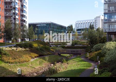 UMEA, SVEZIA IL 02 SETTEMBRE 2016. Blocco del moderno e costruito recentemente area. Vista di un parco, stazione ferroviaria, dell'ospedale. Editoriale. Foto Stock