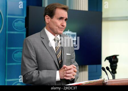 Washington, Stati Uniti. 01st ago 2022. Il coordinatore delle comunicazioni strategiche del Consiglio di sicurezza nazionale John Kirby interviene durante un briefing stampa alla Casa Bianca di Washington il 1 agosto 2022. Foto di Yuri Gripas/Pool/Sipa USA Credit: Sipa USA/Alamy Live News Foto Stock