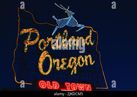 Iconico cartello Portland, Oregon Old Town con una sagoma dell'Oregon e un addio notturno Foto Stock
