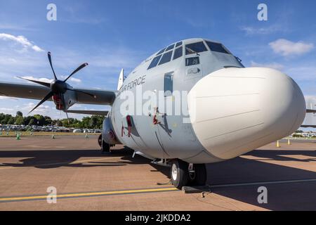 Royal Bahraini Air Force - Lockheed Martin C-130J Hercules in esposizione statica al Royal International Air Tattoo 2022 Foto Stock