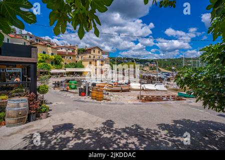 Vista dei ristoranti e caffè con vista sul porto turistico di Volosko, Istria orientale, baia di Kvarner, Istria orientale, Croazia, Europa Foto Stock