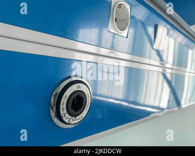 Mosca, Russia, aprile 2010: Pipeline ossigeno O2 e aria medica per il supporto ventilatore o aspirazione in ospedale, sul muro accanto al letto. Backgro blu Foto Stock