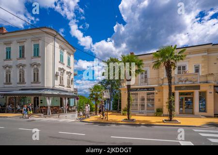 Vista del bar caffè in Opatija, Istria orientale, Golfo del Quarnero, Istria orientale, Croazia, Europa Foto Stock