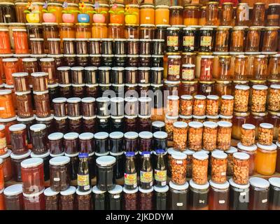 Monastero di Bachkovsky, Bulgaria, agosto 2018: File con vasi di miele, noci, marmellata. Vendita sulla strada sulla strada per il monastero. Foto Stock