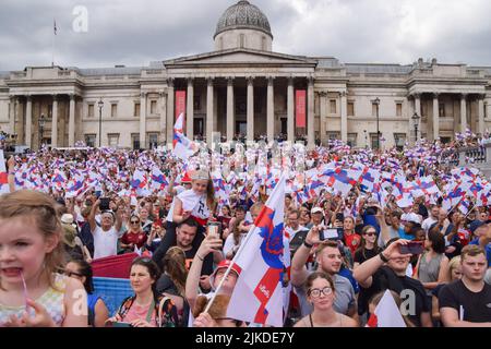 Londra, Regno Unito. 1st agosto 2022. Migliaia di persone si sono riunite a Trafalgar Square per celebrare il torneo di calcio femminile Euro 2022, la squadra inglese Lionesses. Foto Stock