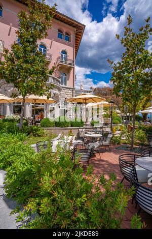 Vista del caffè dell'hotel con vista sul Mar Egeo in Opatija, Istria orientale, baia di Kvarner, Istria orientale, Croazia, Europa Foto Stock