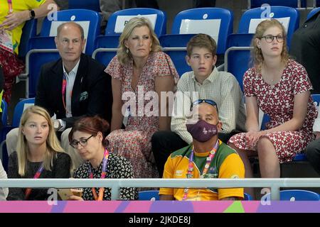 (Da sinistra a destra) il Conte e la Contessa di Wessex, James, Viscount Severn e Lady Louise Windsor guardano al Sandwell Aquatics Center il quarto giorno dei 2022 Commonwealth Games di Birmingham. Data foto: Lunedì 1 agosto 2022. Foto Stock