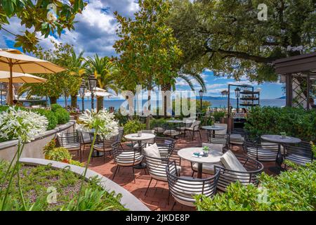 Vista del caffè dell'hotel con vista sul Mar Egeo in Opatija, Istria orientale, baia di Kvarner, Istria orientale, Croazia, Europa Foto Stock