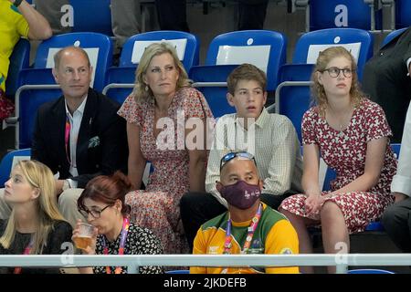 (Da sinistra a destra) il Conte e la Contessa di Wessex, James, Viscount Severn e Lady Louise Windsor guardano al Sandwell Aquatics Center il quarto giorno dei 2022 Commonwealth Games di Birmingham. Data foto: Lunedì 1 agosto 2022. Foto Stock