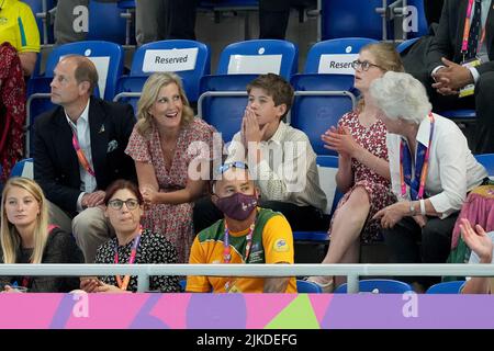 (Da sinistra a destra) il Conte e la Contessa di Wessex, James, Viscount Severn e Lady Louise Windsor guardano al Sandwell Aquatics Center il quarto giorno dei 2022 Commonwealth Games di Birmingham. Data foto: Lunedì 1 agosto 2022. Foto Stock