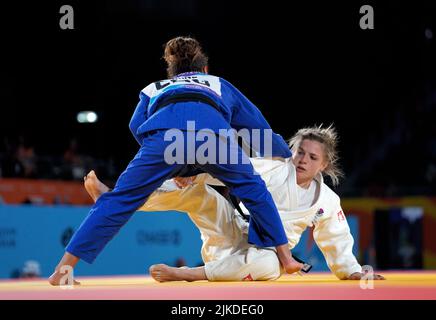 Malin Wilson della Scozia e Lele Nairn dell'Inghilterra (blu) durante il concorso di medaglia di bronzo da -57 kg della Judo della Donna alla Coventry Arena il quarto giorno dei Giochi del Commonwealth 2022. Data foto: Lunedì 1 agosto 2022. Foto Stock