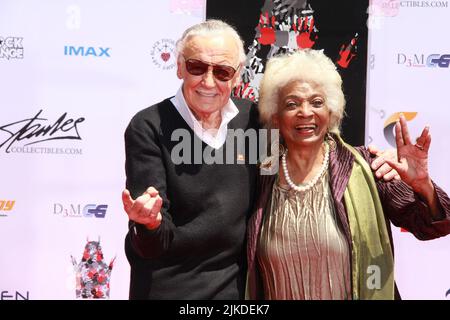 Los Angeles, Stati Uniti. 18th luglio 2017. Stan Lee, Nichelle Nichols 07/18/2017 cerimonia delle mani e delle impronte di Stan Lee al TCL Chinese Theatre di Los Angeles, CA Foto di Izumi Hasegawa/HNW/PictureLux Credit: PictureLux/The Hollywood Archive/Alamy Live News Foto Stock