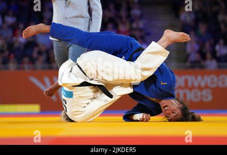 Malin Wilson della Scozia e Lele Nairn dell'Inghilterra (blu) durante il concorso di medaglia di bronzo da -57 kg della Judo della Donna alla Coventry Arena il quarto giorno dei Giochi del Commonwealth 2022. Data foto: Lunedì 1 agosto 2022. Foto Stock