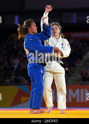 Malin Wilson in Scozia celebra il combattimento con Lele Nairn (blu) durante il concorso Women's Judo -57 kg Bronze Medal alla Coventry Arena il quarto giorno dei Giochi del Commonwealth 2022. Data foto: Lunedì 1 agosto 2022. Foto Stock