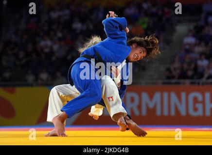 Malin Wilson della Scozia e Lele Nairn dell'Inghilterra (blu) durante il concorso di medaglia di bronzo da -57 kg della Judo della Donna alla Coventry Arena il quarto giorno dei Giochi del Commonwealth 2022. Data foto: Lunedì 1 agosto 2022. Foto Stock