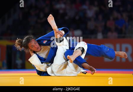 Malin Wilson della Scozia e Lele Nairn dell'Inghilterra (blu) durante il concorso di medaglia di bronzo da -57 kg della Judo della Donna alla Coventry Arena il quarto giorno dei Giochi del Commonwealth 2022. Data foto: Lunedì 1 agosto 2022. Foto Stock