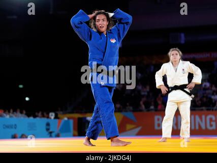 Lele Nairn (blu) dell'Inghilterra reagisce alla perdita della medaglia di bronzo da -57 kg di Judo delle Donne alla Malin Wilson Coventry Arena in Scozia il quarto giorno dei Giochi del Commonwealth 2022. Data foto: Lunedì 1 agosto 2022. Foto Stock