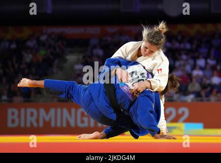 Malin Wilson della Scozia e Lele Nairn dell'Inghilterra (blu) durante il concorso di medaglia di bronzo da -57 kg della Judo della Donna alla Coventry Arena il quarto giorno dei Giochi del Commonwealth 2022. Data foto: Lunedì 1 agosto 2022. Foto Stock