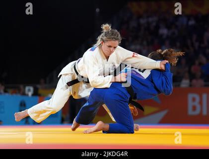 Malin Wilson della Scozia e Lele Nairn dell'Inghilterra (blu) durante il concorso di medaglia di bronzo da -57 kg della Judo della Donna alla Coventry Arena il quarto giorno dei Giochi del Commonwealth 2022. Data foto: Lunedì 1 agosto 2022. Foto Stock