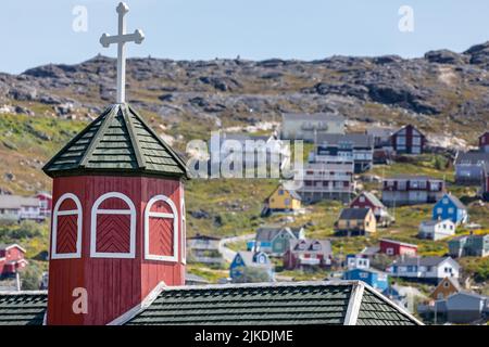 Primo piano di Steeple in legno e croce della Chiesa Saviors a Qaqortoq, Groenlandia il 13 luglio 2022 Foto Stock