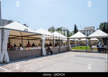 ATENE, GRECIA - 14 MAGGIO 2022: Mercato del libro in piazza Kotzia ad Atene, Grecia Foto Stock