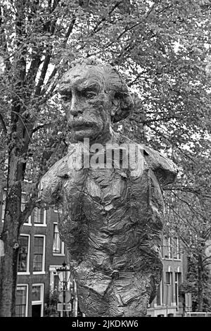 amsterdam, paesi bassi - 2022-07-25: scultura in bronzo di eduard douwes dekker (multatuli) di hans bayens a torensluis -- [credit: joachim affeldt - Foto Stock