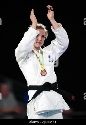 Malin Wilson della Scozia con la sua medaglia di bronzo vinse il Women's Judo -57 kg alla Coventry Arena il quarto giorno dei Giochi del Commonwealth 2022. Data foto: Lunedì 1 agosto 2022. Foto Stock