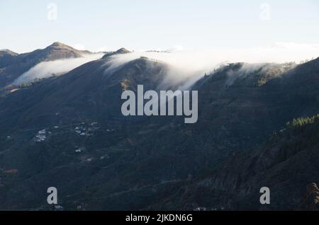 Nuvole che entrano dal lato nord del cratere vulcanico Tejeda. Il Parco Rurale di Nublo. Tejeda. Gran Canaria. Isole Canarie. Spagna. Foto Stock