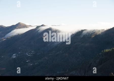 Nuvole che entrano dal lato nord del cratere vulcanico Tejeda. Il Parco Rurale di Nublo. Tejeda. Gran Canaria. Isole Canarie. Spagna. Foto Stock