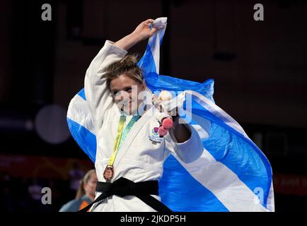 Malin Wilson della Scozia con la sua medaglia di bronzo vinse il Women's Judo -57 kg alla Coventry Arena il quarto giorno dei Giochi del Commonwealth 2022. Data foto: Lunedì 1 agosto 2022. Foto Stock