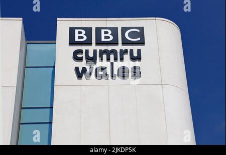 BBC Cymru / Galles edificio e logo. Central Square, Cardiff. Centro città. Estate 2022. Agosto. Foto Stock