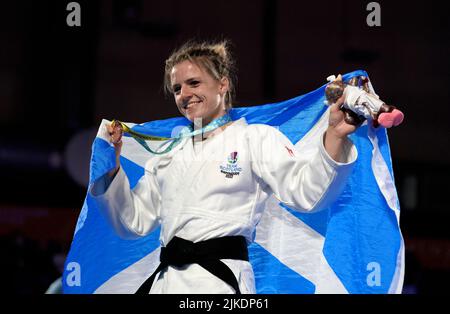 Malin Wilson della Scozia con la sua medaglia di bronzo vinse il Women's Judo -57 kg alla Coventry Arena il quarto giorno dei Giochi del Commonwealth 2022. Data foto: Lunedì 1 agosto 2022. Foto Stock