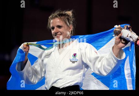 Malin Wilson della Scozia con la sua medaglia di bronzo vinse il Women's Judo -57 kg alla Coventry Arena il quarto giorno dei Giochi del Commonwealth 2022. Data foto: Lunedì 1 agosto 2022. Foto Stock