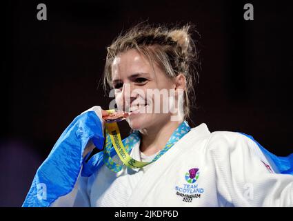 Malin Wilson della Scozia con la sua medaglia di bronzo vinse il Women's Judo -57 kg alla Coventry Arena il quarto giorno dei Giochi del Commonwealth 2022. Data foto: Lunedì 1 agosto 2022. Foto Stock