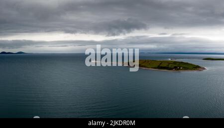 Una vista aerea del faro di Clare Island su una delle isole ubriacate dei drumlin in Clew Bay nella contea di Mayo dell'Irlanda occidentale Foto Stock