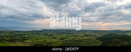 Una vista panoramica del paesaggio costiero della contea di Sligo e della baia di Donegal nella luce della sera sotto un cielo nuvoloso Foto Stock