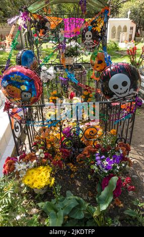 Tomba decorata nel cimitero il giorno dei morti a città del Messico, Messico Foto Stock