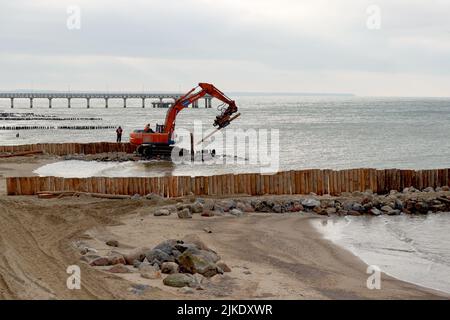 Zelenogradsk, Russia - 15 ottobre 2016. Costruzione di frese ad acqua da tronchi d'albero sulla riva Foto Stock