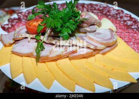 Un piatto di antipasti freddi con varie salsicce, carne e formaggio Foto Stock