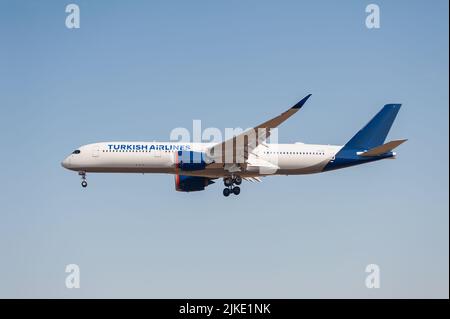 31.07.2022, Berlino, Germania, Europa - Un Airbus Turkish Airlines A350-900 passeggeri si avvicina all'aeroporto di Berlino Brandeburgo BER per l'atterraggio. Foto Stock