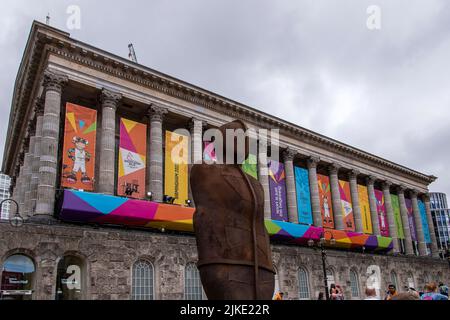 La statua IRON:MAN di Anthony Gormley si trova di fronte al Municipio di Birmingham durante i Giochi del Commonwealth 2022. Foto Stock