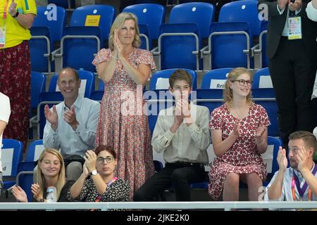 (Da sinistra a destra) il Conte e la Contessa di Wessex, James, Viscount Severn e Lady Louise Windsor applaudono gli atleti al Sandwell Aquatics Center il quarto giorno dei 2022 Commonwealth Games di Birmingham. Data foto: Lunedì 1 agosto 2022. Foto Stock