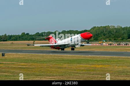 Boeing 727-2S2F, Oil Spill Response Aircraft G-OSRA decollo post statico presso il Royal International Air Tattoo Foto Stock