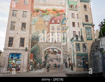 Un enorme dipinto murale a Old Quebec City, Canada la Fresque des Québécois fu il primo murale completato nel 1999 e situato vicino a Place Royale Foto Stock