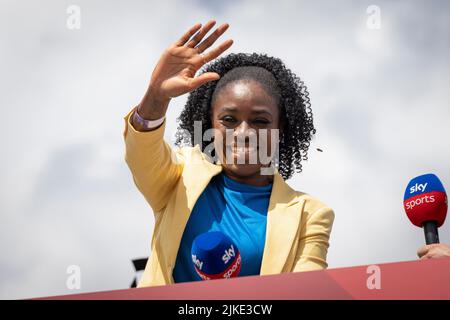 L'atleta del team GB Dina Asher-Smith detiene un microfono Sky Sorts alla vittoria della squadra di calcio delle donne inglesi nel torneo Euro 2022, in cui hanno battuto la Germania 2-1 in tempo extra, e ha tenuto una celebrazione a Trafalgar Square, il 1st agosto 2022, a Londra, Inghilterra. Foto Stock