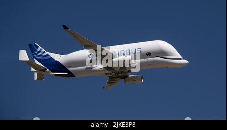 Airbus A330-743L Beluga F-WBXL flypassato apparizione al Royal International Air Tattoo Foto Stock